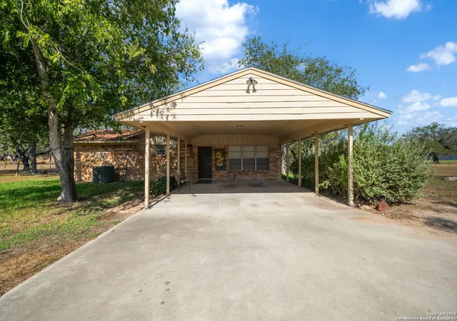 Photo 3 of Single family home for sale at 82 Pulliam, Pleasanton, TX 78064 | MLS# 1898584 | Listing updated on 2026-01-09