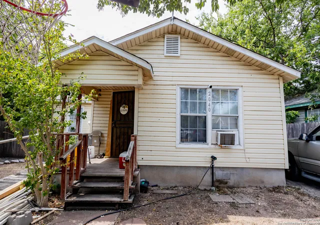 Homes for sale in San Antonio, TX | 2040 W Laurel, San Antonio, TX 78201 | MLS# 1898634