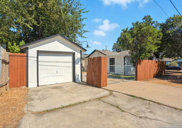Homes for sale in San Antonio, TX | 1555 Lullwood, San Antonio, TX 78201 | MLS# 1898660