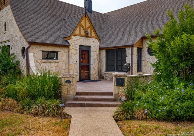 Photo 2 of Sale Pending at 215 E Rosewood, San Antonio, TX 78212 | MLS# 1898945 | Listing updated on 2025-09-23