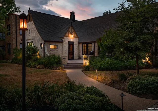 Photo 3 of Sale Pending at 215 E Rosewood, San Antonio, TX 78212 | MLS# 1898945 | Listing updated on 2025-09-23
