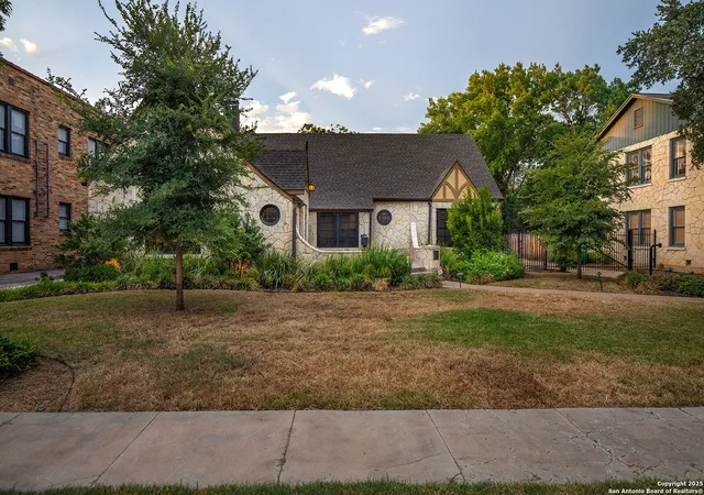 Photo 4 of Sale Pending at 215 E Rosewood, San Antonio, TX 78212 | MLS# 1898945 | Listing updated on 2025-09-23