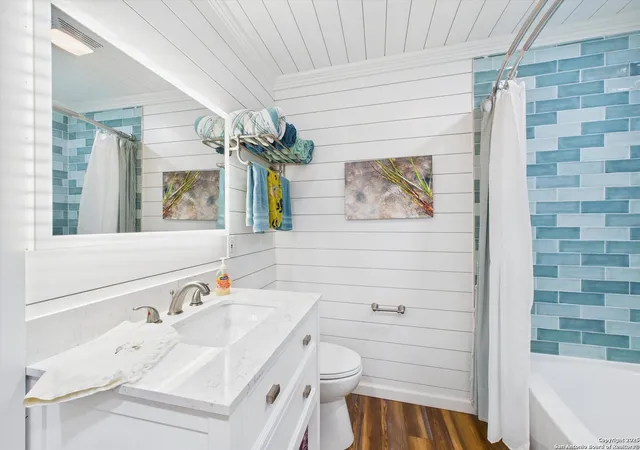 Photo 3 of Single family home for sale at 718 N N Live Oak St, Rockport, TX 78382 | MLS# 1899083 | Listing updated on 2026-01-02