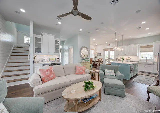 Photo 4 of Single family home for sale at 636 Light, Port Aransas, TX 78373 | MLS# 1899085 | Listing updated on 2025-10-09