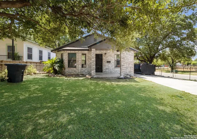 Photo 3 of Sale Pending at 274 Weaver St, San Antonio, TX 78210 | MLS# 1899101 | Listing updated on 2025-10-15