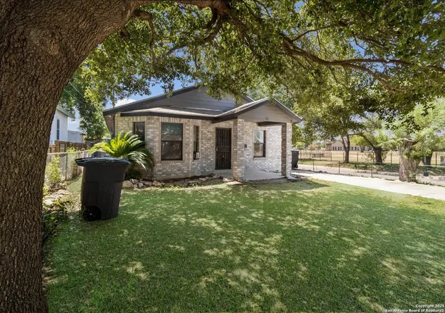Photo 3 of Sale Pending at 274 Weaver St, San Antonio, TX 78210 | MLS# 1899101 | Listing updated on 2025-10-15