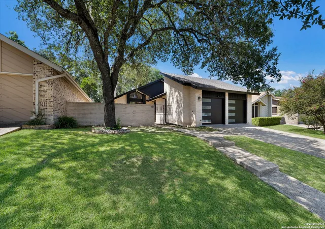 Photo 3 of Sale Pending at 3714 Hunters Trl, San Antonio, TX 78230 | MLS# 1899162 | Listing updated on 2025-12-03