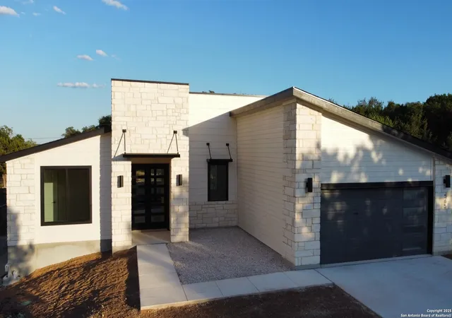 Photo 1 of Single family home for sale at 565 Airline, Canyon Lake, TX 78133 | MLS# 1899225 | Listing updated on 2025-11-05