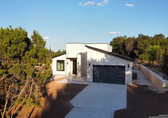 Photo 2 of Single family home for sale at 565 Airline, Canyon Lake, TX 78133 | MLS# 1899225 | Listing updated on 2025-11-05