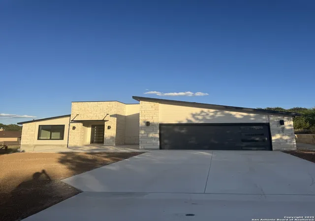 Photo 3 of Single family home for sale at 565 Airline, Canyon Lake, TX 78133 | MLS# 1899225 | Listing updated on 2025-11-05