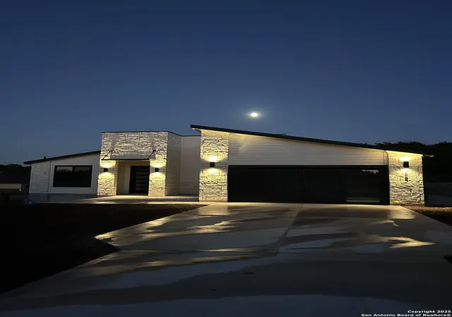 Photo 4 of Single family home for sale at 565 Airline, Canyon Lake, TX 78133 | MLS# 1899225 | Listing updated on 2025-11-05