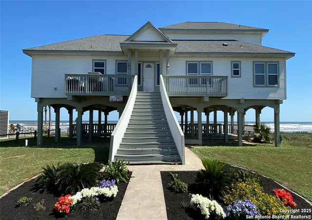 Photo 3 of Single family home for sale at 11835 Sunbather Ln, Galveston, TX 77554 | MLS# 1899229 | Listing updated on 2026-06-29