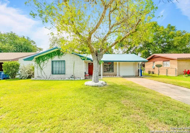 Photo 1 of Single family home for sale at 1006 E Fannin, Beeville, TX 78102 | MLS# 1901349 | Listing updated on 2026-03-03