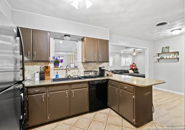Photo 3 of Single family home for sale at 1006 E Fannin, Beeville, TX 78102 | MLS# 1901349 | Listing updated on 2026-03-03