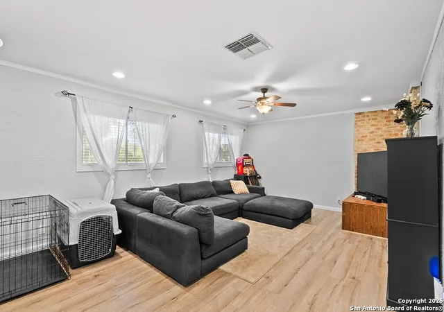 Photo 4 of Single family home for sale at 1006 E Fannin, Beeville, TX 78102 | MLS# 1901349 | Listing updated on 2026-03-03