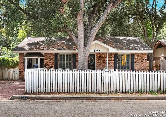 Photo 2 of Single family home for sale at 506 E Hefferman, Beeville, TX 78102 | MLS# 1901616 | Listing updated on 2025-11-18