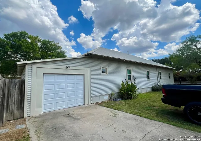 22nd image of 501 E Randall, Beeville, TX 78102 | MLS# 1901624
