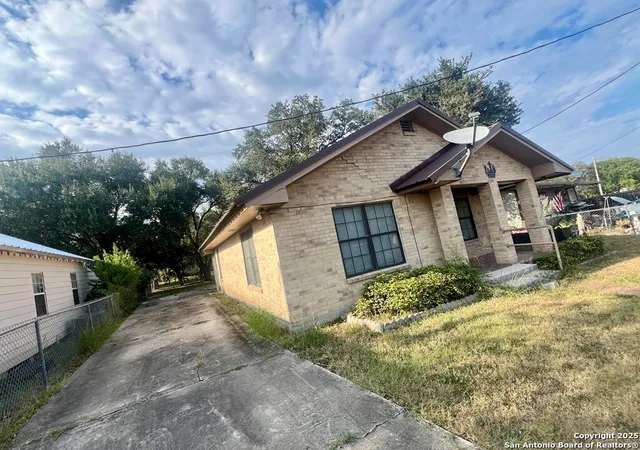 2nd image of 406 W Sylvia, Beeville, TX 78102 | MLS# 1901627
