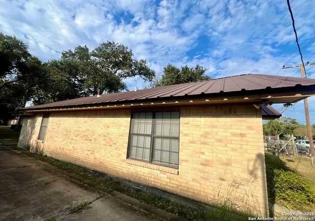 Photo 3 of Single family home for sale at 406 W Sylvia, Beeville, TX 78102 | MLS# 1901627 | Listing updated on 2026-03-27