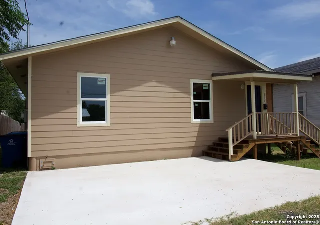 Photo 3 of Single family home for sale at 806 W Powell, Beeville, TX 78102 | MLS# 1903278 | Listing updated on 2026-07-14