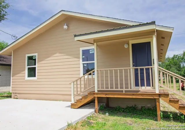 1st image of 806 W Powell, Beeville, TX 78102 | MLS# 1903278