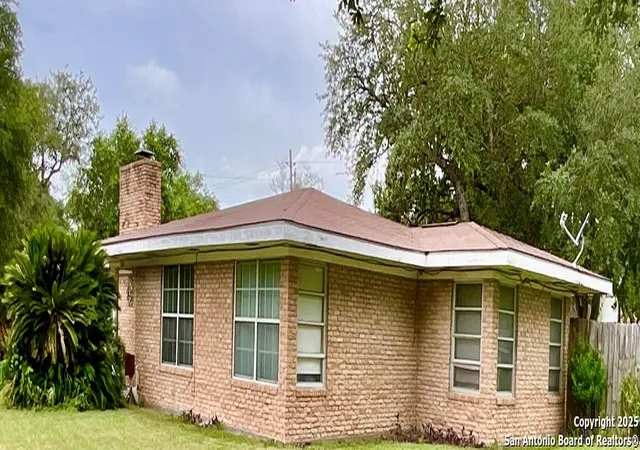 Photo 3 of Sale Pending at 1101 E Inez, Beeville, TX 78102 | MLS# 1903422 | Listing updated on 2025-12-29