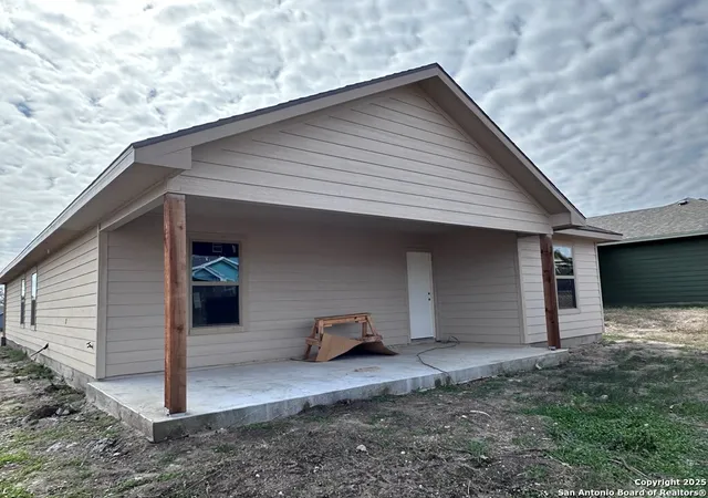 Photo 2 of Single family home for sale at 808 W Bates, Beeville, TX 78102 | MLS# 1905553 | Listing updated on 2026-01-14