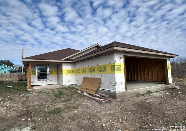 Photo 3 of Single family home for sale at 808 W Bates, Beeville, TX 78102 | MLS# 1905553 | Listing updated on 2026-01-14