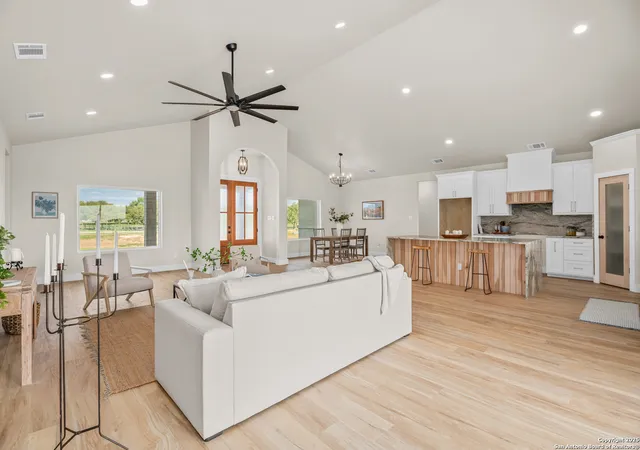 Photo 4 of Single family home for sale at 16211 County Road 350, San Antonio, TX 78223 | MLS# 1906490 | Listing updated on 2026-01-13