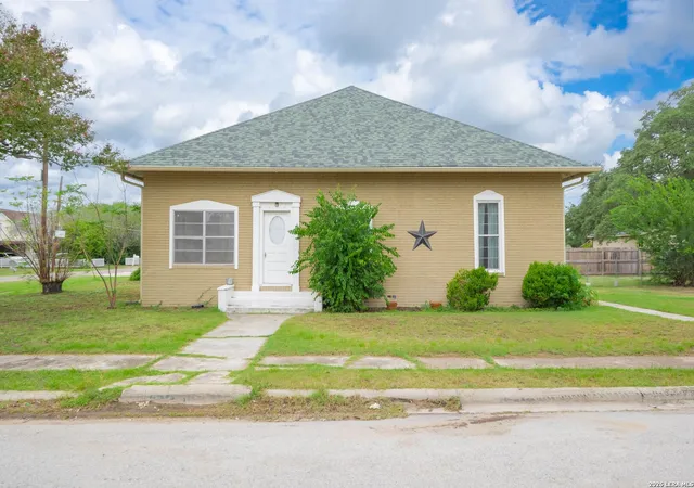 Photo 1 of Sale Pending at 301 Jefferson Dr, Devine, TX 78016 | MLS# 1906555 | Listing updated on 2026-08-28