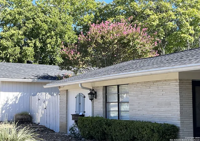 Photo 3 of Single family home for sale at 504 E Bandera, Boerne, TX 78006 | MLS# 1906582 | Listing updated on 2025-10-26