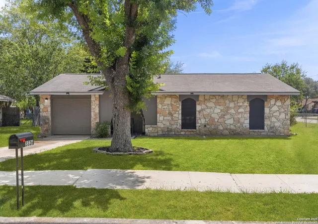 Photo 2 of Sale Pending at 3326 Easy Bnd Dr, San Antonio, TX 78217 | MLS# 1906621 | Listing updated on 2026-01-30