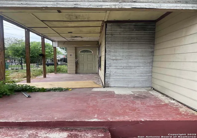 Photo 3 of Sale Pending at 2243 E Houston, San Antonio, TX 78202 | MLS# 1906840 | Listing updated on 2025-11-20