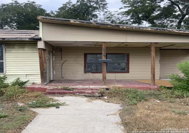 Photo 4 of Sale Pending at 2243 E Houston, San Antonio, TX 78202 | MLS# 1906840 | Listing updated on 2025-11-20