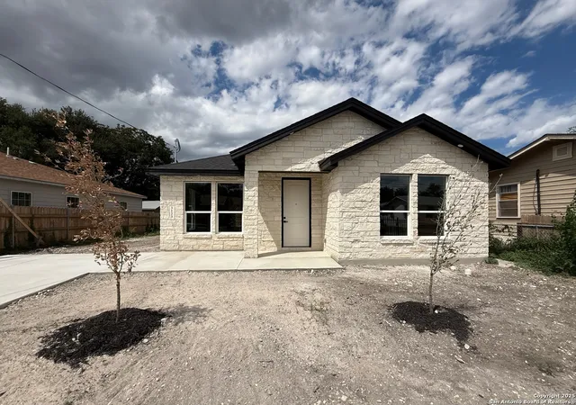 Photo 2 of Sale Pending at 3123 Neptune St, San Antonio, TX 78226 | MLS# 1906946 | Listing updated on 2026-01-13