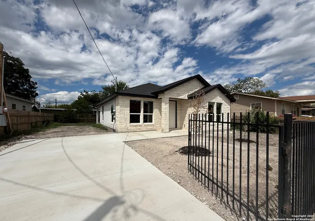 Photo 3 of Sale Pending at 3123 Neptune St, San Antonio, TX 78226 | MLS# 1906946 | Listing updated on 2026-01-13