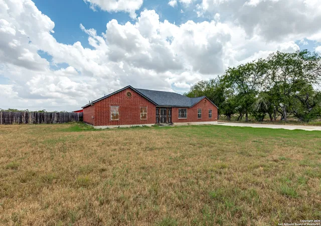 Photo 3 of Single family home for sale at 21190 Senior Rd, Von Ormy, TX 78073 | MLS# 1906962 | Listing updated on 2025-10-27