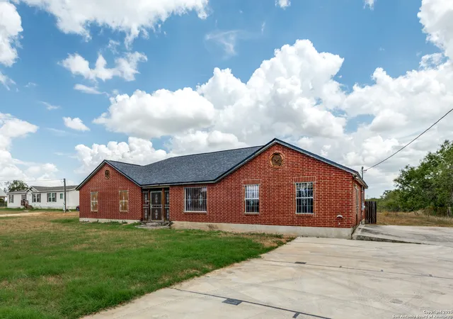 Photo 1 of Single family home for sale at 21190 Senior Rd, Von Ormy, TX 78073 | MLS# 1906962 | Listing updated on 2025-10-27