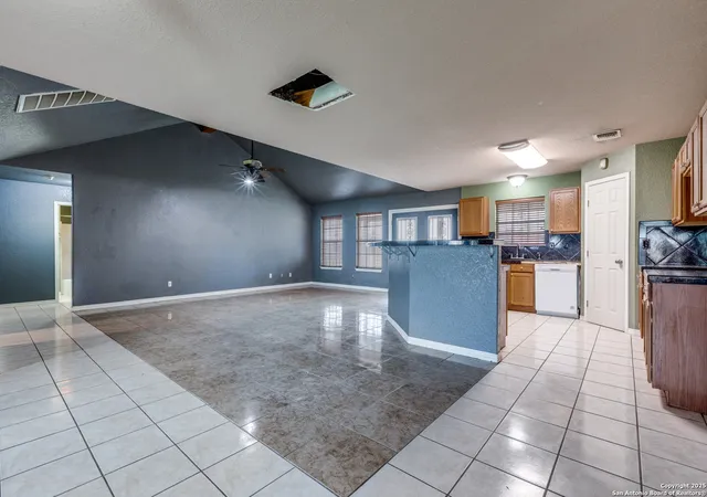 Photo 4 of Single family home for sale at 21190 Senior Rd, Von Ormy, TX 78073 | MLS# 1906962 | Listing updated on 2025-10-27
