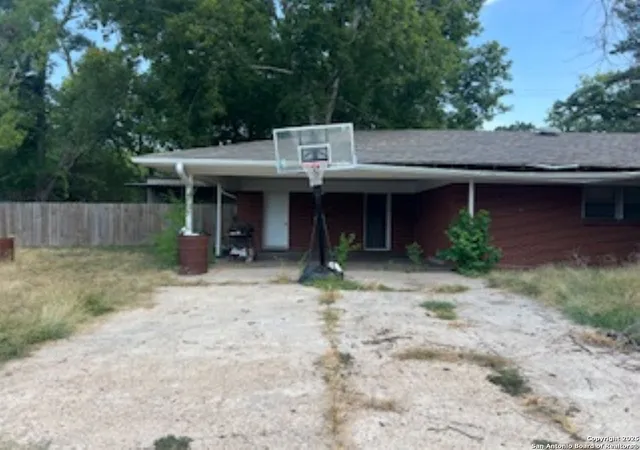 Photo 11 of Single family home for sale at 317 N Madison, Madisonville, TX 77864 | MLS# 1907008 | Listing updated on 2025-10-18