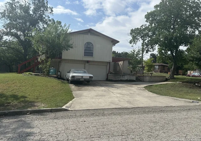 Photo 3 of Single family home for sale at 322 W Glenview, San Antonio, TX 78228 | MLS# 1907023 | Listing updated on 2025-12-10