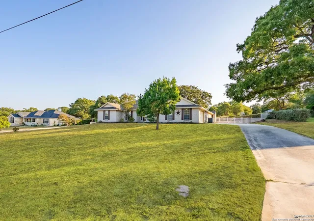 Photo 2 of Sale Pending at 1213 Hillside Oaks Dr, La Vernia, TX 78121 | MLS# 1907198 | Listing updated on 2025-12-15