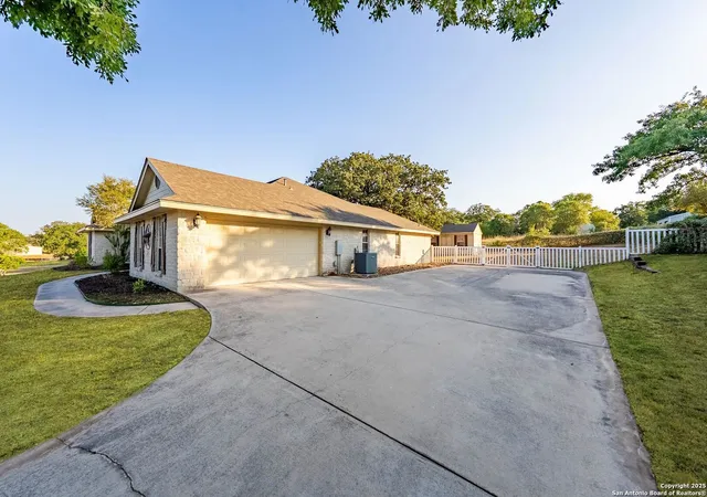 Photo 4 of Sale Pending at 1213 Hillside Oaks Dr, La Vernia, TX 78121 | MLS# 1907198 | Listing updated on 2025-12-15