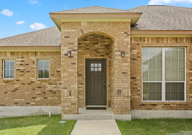 Photo 3 of Sale Pending at 124 Ridgecrest, Floresville, TX 78114 | MLS# 1907223 | Listing updated on 2025-12-29