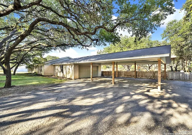 Photo 2 of Sale Pending at 3 Quail Hollow, Pleasanton, TX 78064 | MLS# 1907262 | Listing updated on 2025-10-17