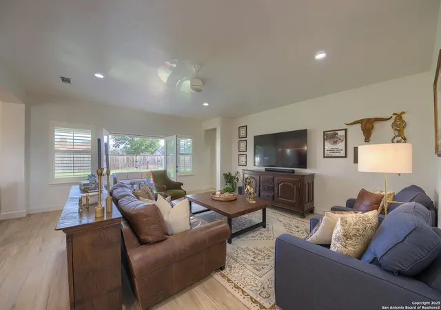Photo 4 of Single family home for sale at 806 34Th Street, Hondo, TX 78861 | MLS# 1907306 | Listing updated on 2025-10-31