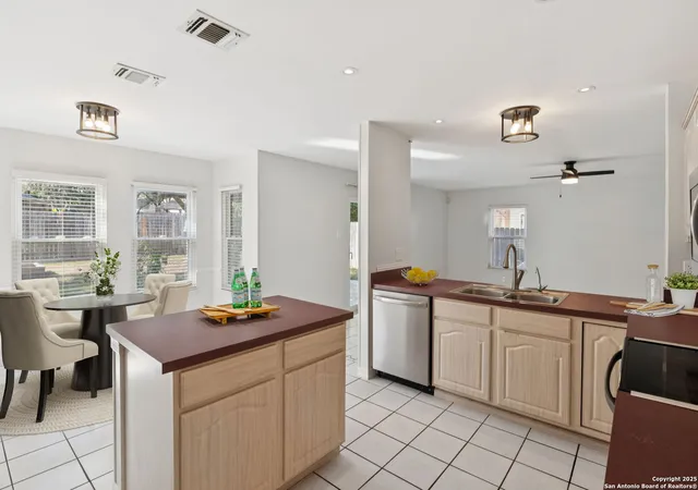 Photo 4 of Sale Pending at 11806 Brg Hampton, San Antonio, TX 78251 | MLS# 1907361 | Listing updated on 2025-10-08