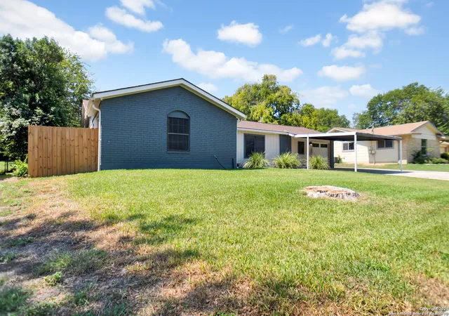 Photo 2 of Sale Pending at 7427 Castle Trl Dr, San Antonio, TX 78218 | MLS# 1907398 | Listing updated on 2025-10-22