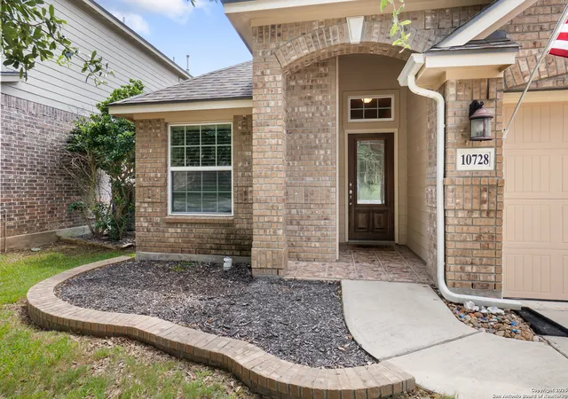 Photo 2 of Single family home for sale at 10728 Barnsford Ln, Helotes, TX 78023 | MLS# 1907402 | Listing updated on 2025-12-31