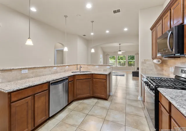 Photo 4 of Single family home for sale at 10728 Barnsford Ln, Helotes, TX 78023 | MLS# 1907402 | Listing updated on 2025-12-31